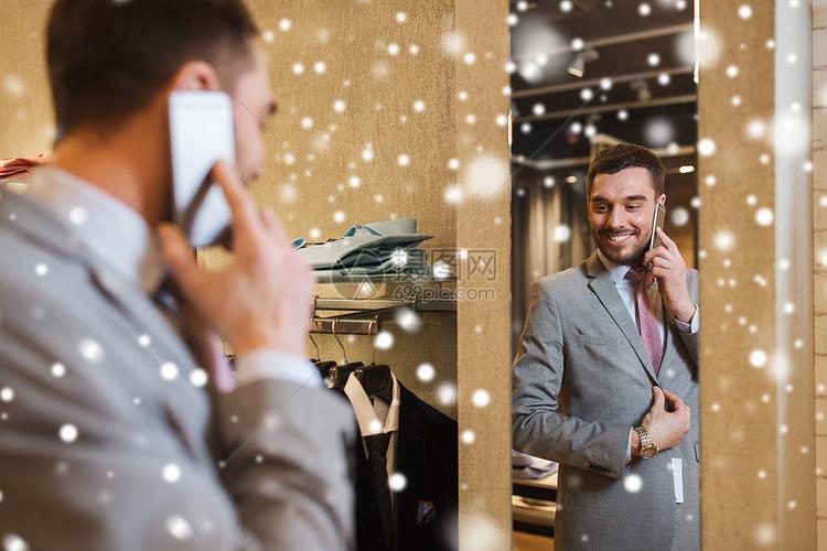 销售,购物,时尚,风格人的快乐的轻人商人尝试西装领带,并打电话智能